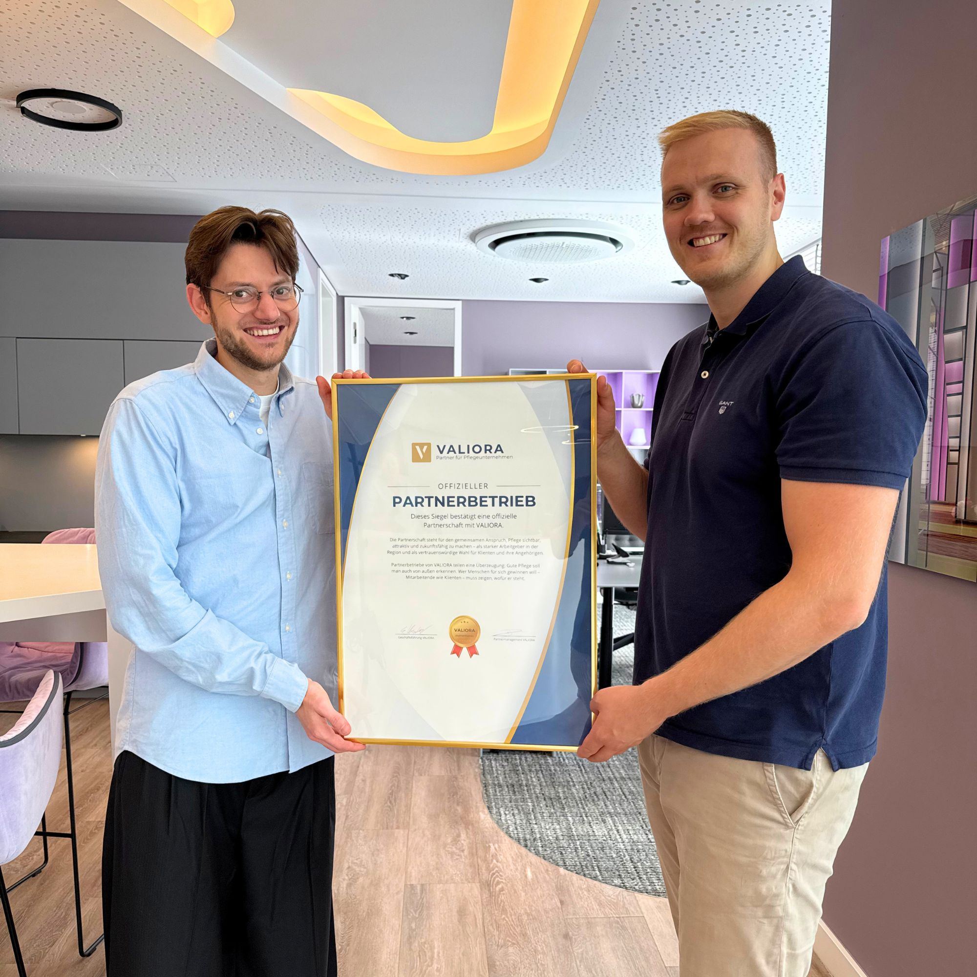 Julian Jakubke und Simon Reinkober mit dem VALIORA Partnerbetrieb-Siegel